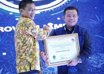 Kepatuhan Penyelenggara Pelayanan Publik Semakin Baik, Gubernur Jambi Dapat Penghargaan Ombudsman