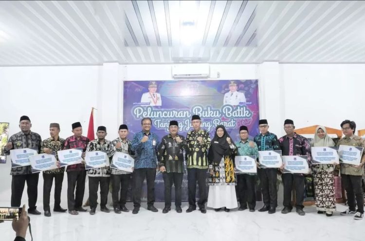 Resmikan Peluncuran Buku Batik, Bupati Berikan Bantuan Ke Perpustakaan Desa