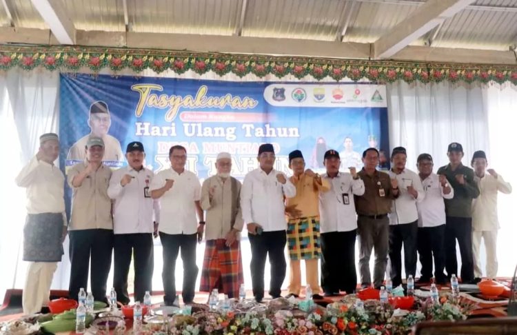 Hadiri HUT Desa Muntialo, Bupati Tanjab Barat Salurkan Bantuan Warga Korban Banjir