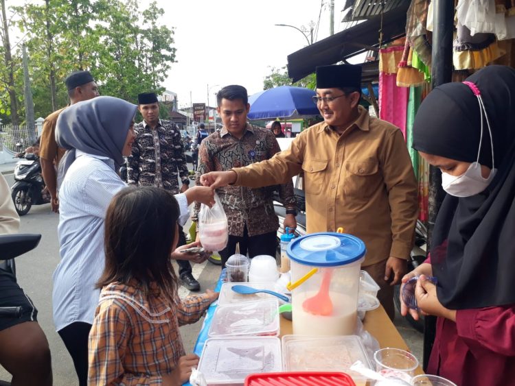 Bupati Tanjab Barat Belanja Takjil di Depan Rumah Dinas dan Bagikan ke warga