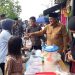 Bupati Tanjab Barat Belanja Takjil di Depan Rumah Dinas dan Bagikan ke warga