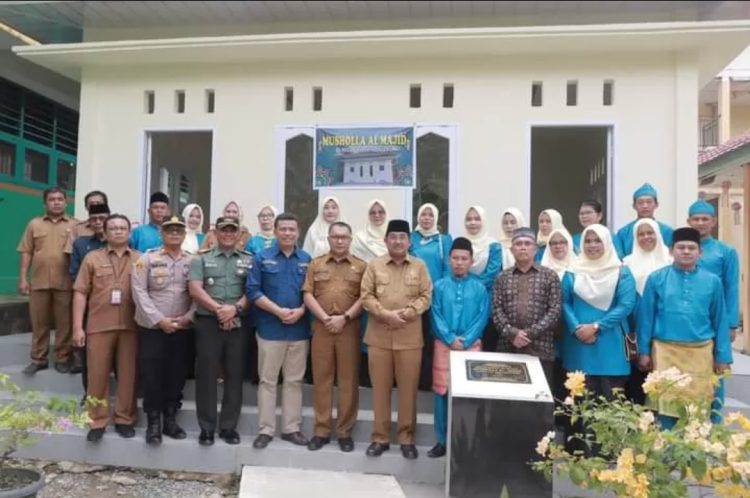 Kadis Dikbud Dampingi Bupati Tanjab Barat Resmikan Masjid Al Majdi SDN 008/V Merlung