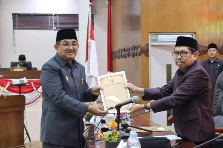 Bupati Tanjab Barat Sampaikan Nota Pengantar Raperda Pertanggungjawaban APBD 2023