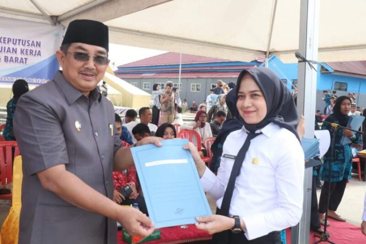 Serahkan 1.467 SK, Anwar Sadat Harap Dedikasi PPPK untuk Tanjab Barat