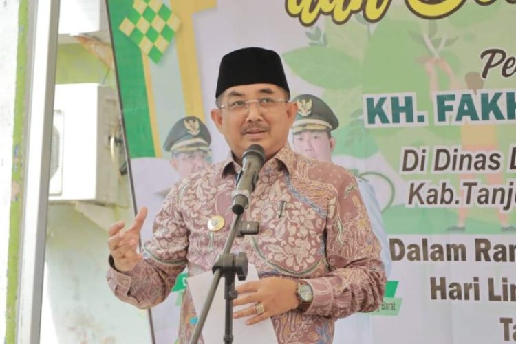 Anwar Sadat Apresiasi Dedikasi Petugas Kebersihan Tanjab Barat