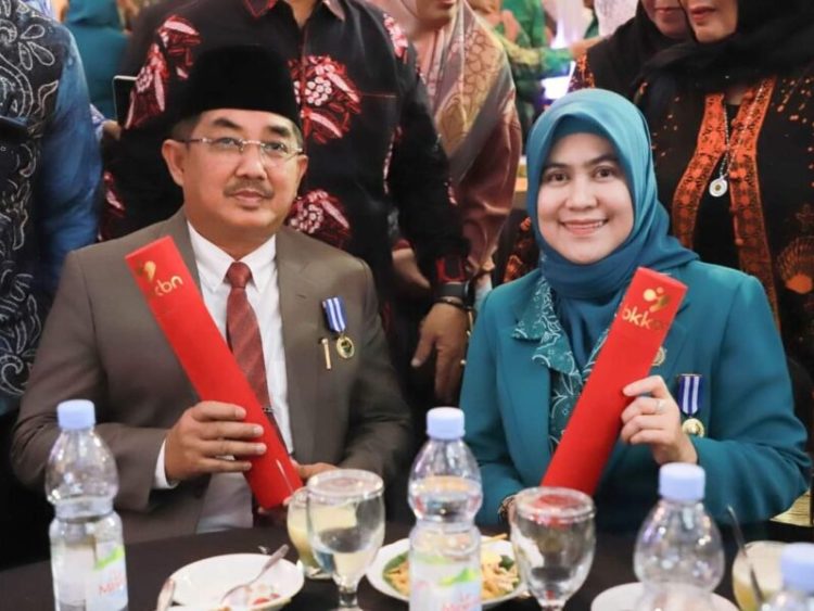Dedikasi dalam Pembangunan Keluarga, Bupati Tanjabbar dan Istri Terima Manggala Karya Kencana