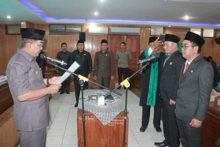 Bupati Tanjab Barat Lantik Kepala BKAD dan Satpol PP
