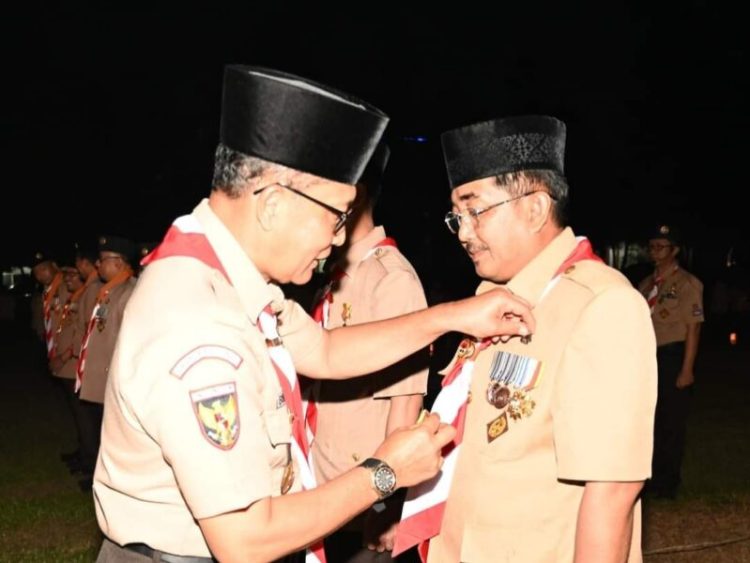 Bupati Tanjab Barat Terima Lencana Karya Bakti Pramuka