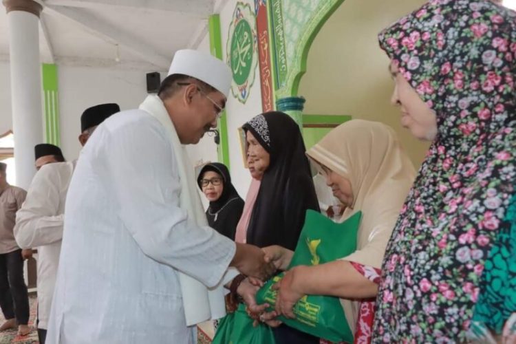 Anwar Sadat Serahkan Bantuan dan Bahas Pengentasan Kemiskinan di Desa Pasar Senin