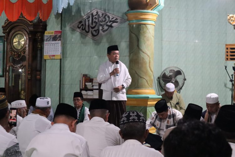 Gubernur Jambi Al Haris Laksanakan Subuh Keliling di Masjid Raya Baitusalam, Serahkan Bantuan dan Santunan