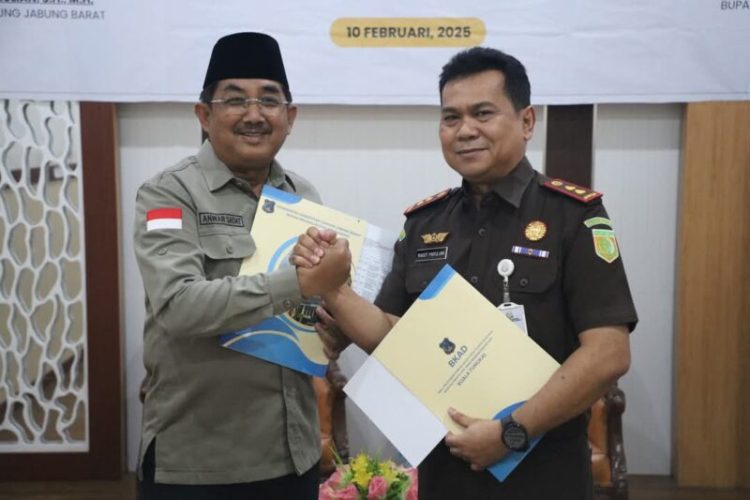 Bupati Tanjab Barat serahkan Hibah Gedung Kantor Kejari