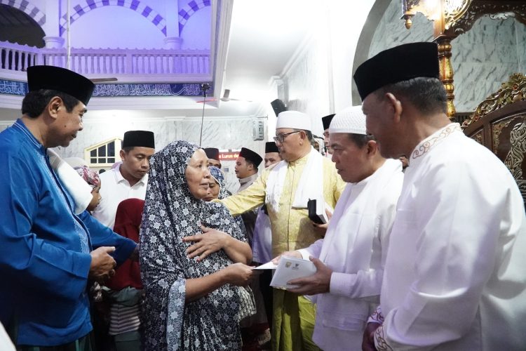 Safari Ramadhan di Merangin, Gubernur Al Haris Serahkan Bantuan Rp 45 Juta