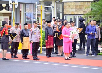 Jabat Kapolda Jambi, Irjen Pol Krisno H Siregar Disambut Tari Penyambutan dan Forkopimda saat Tiba di Bandara STS