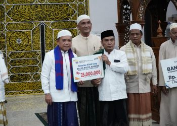 Safari Ramadhan 1446 H di Sarolangun: Gubernur Al Haris Berikan 1 Tiket Umroh untuk Warga