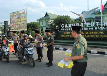 Tingkatkan Sinergitas TNI-Polri, Korem 042/Gapu dan Polsek Telanaipura gelar Bakti Sosial berbagi Takjil untuk warga