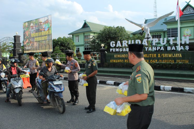 Tingkatkan Sinergitas TNI-Polri, Korem 042/Gapu dan Polsek Telanaipura gelar Bakti Sosial berbagi Takjil untuk warga