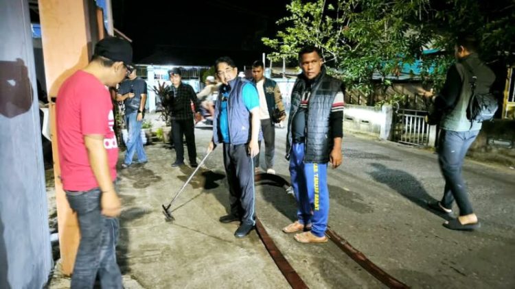 Gerakan Malam Demi Kota Sehat: Bupati Tanjab Barat Angkat Sampah dari Selokan