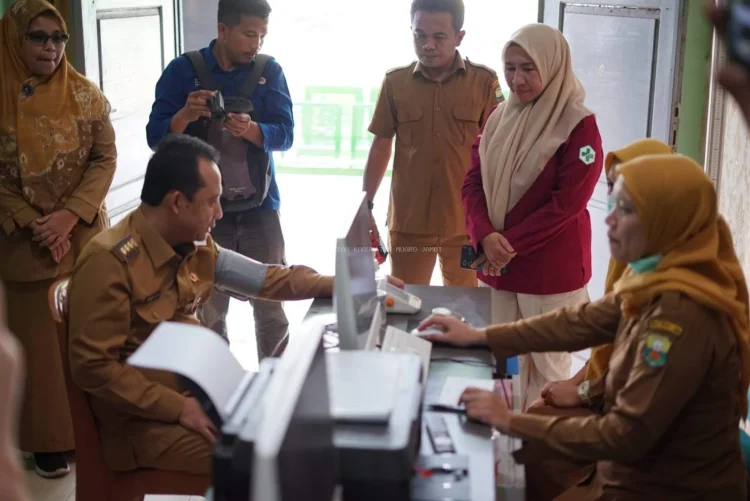 Dihari Ulang Tahun ke 53, Bupati Bambang Bayu Suseno Cek Kesehatan Program CKG di Pukesmas