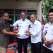 Wakil Bupati Muaro Jambi Junaidi H. Mahir, Menyerahkan Bantuan Kepada Warga yang Rumahnya Tertimpa Pohon Tumbang