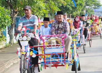 Bupati Naik Becak Menuju Lokasi Sunatan Massal; Sambut Hari Jadi Tanjab Barat