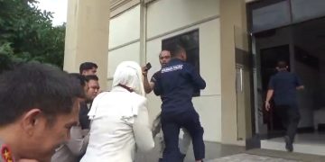 Humas polda jambi Halangi Wartawan Saat Meliput Kunjungan Kerja Anggota Komisi 3 DPR RI , Ada Apa Dengan Polda jambi ???