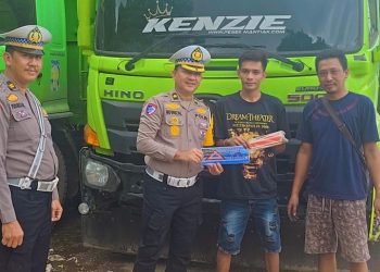 Pentingnya Keselamatan di Jalan, Satgas Preemtif Operasi Zebra Siginjai 2025 Lakukan Pengecekan Segitiga di Kendaraan Truk Barang