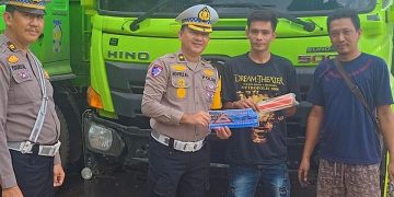 Pentingnya Keselamatan di Jalan, Satgas Preemtif Operasi Zebra Siginjai 2025 Lakukan Pengecekan Segitiga di Kendaraan Truk Barang